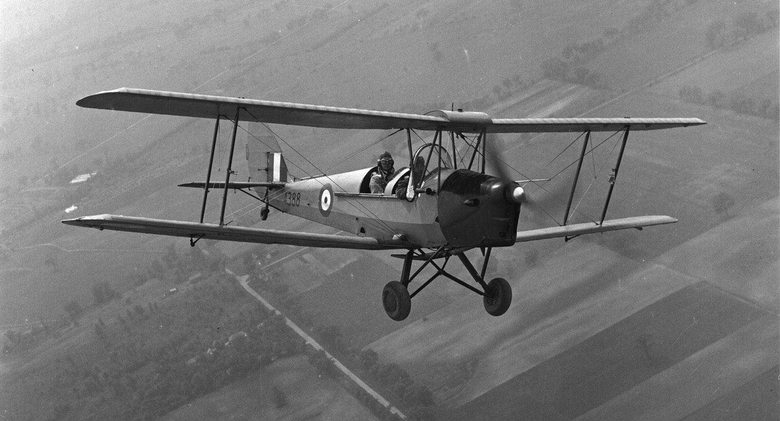 Un de Havilland Tiger Moth en vol. PHOTO : Archives du MDN, PL-3582 
