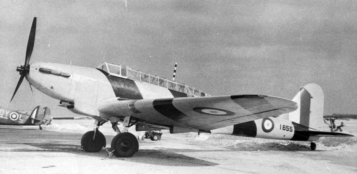 Cet avion Fairey Battle coloré, rayé de jaune et de noir, sert à remorquer des cibles. PHOTO : Musée de la Force aérienne de Comox 