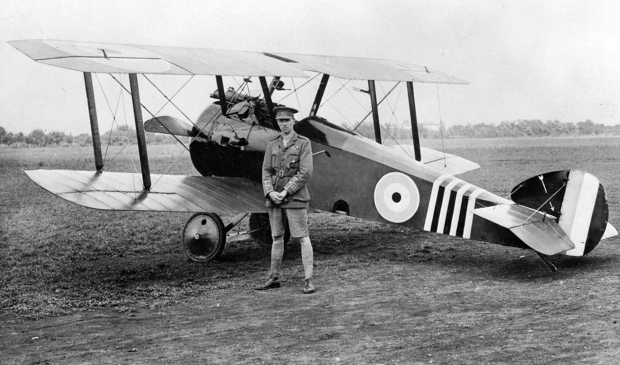 Le lieutenant-colonel d’aviation William Barker et son Sopwith Camel, le B6313. Selon l’auteur Wayne Ralph, les historiens de l’aviation britannique estiment que cet appareil serait l’avion de combat le plus efficace de toute l’histoire de la Royal Air Force. PHOTO : Archives du MDN, AH-517