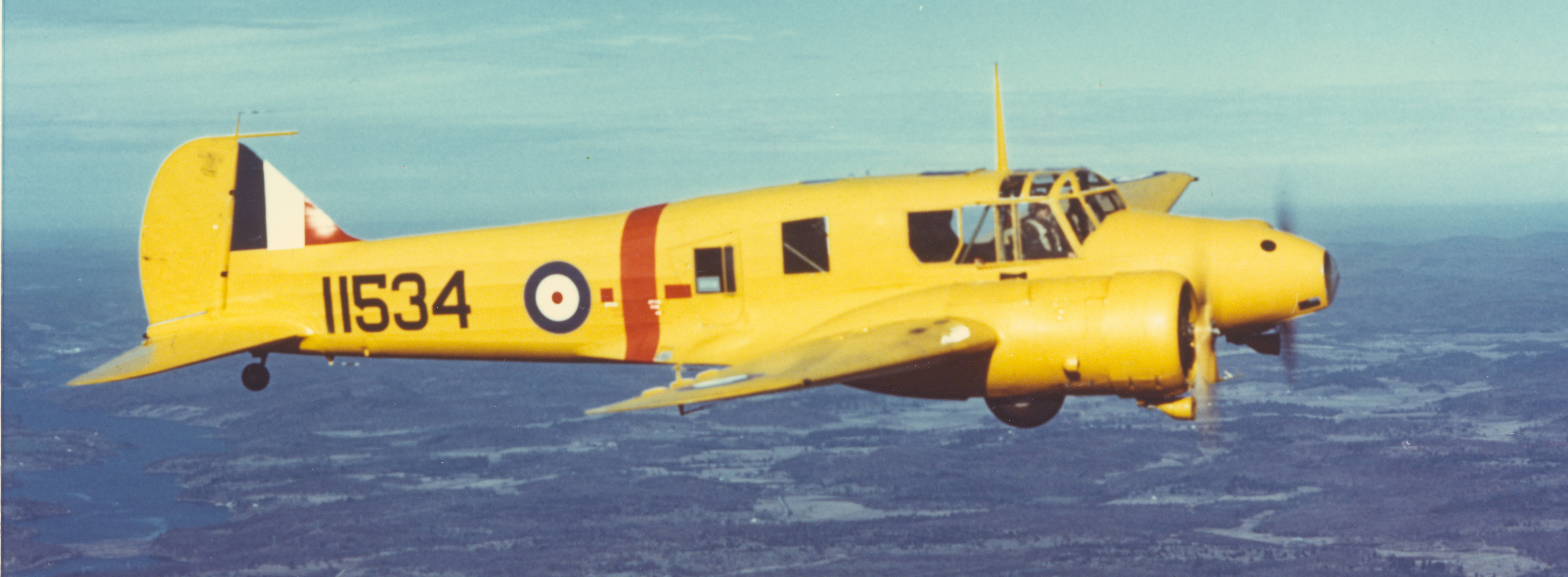Un des premiers modèles d’Anson utilisé par l’Aviation royale canadienne dans le cadre du Programme d’entraînement aérien du Commonwealth britannique (PEACB). La plupart des avions affectés au PEACB portaient la couleur jaune, réservée aux avions-écoles. PHOTO : Fournie par T.F.J. Leversedge