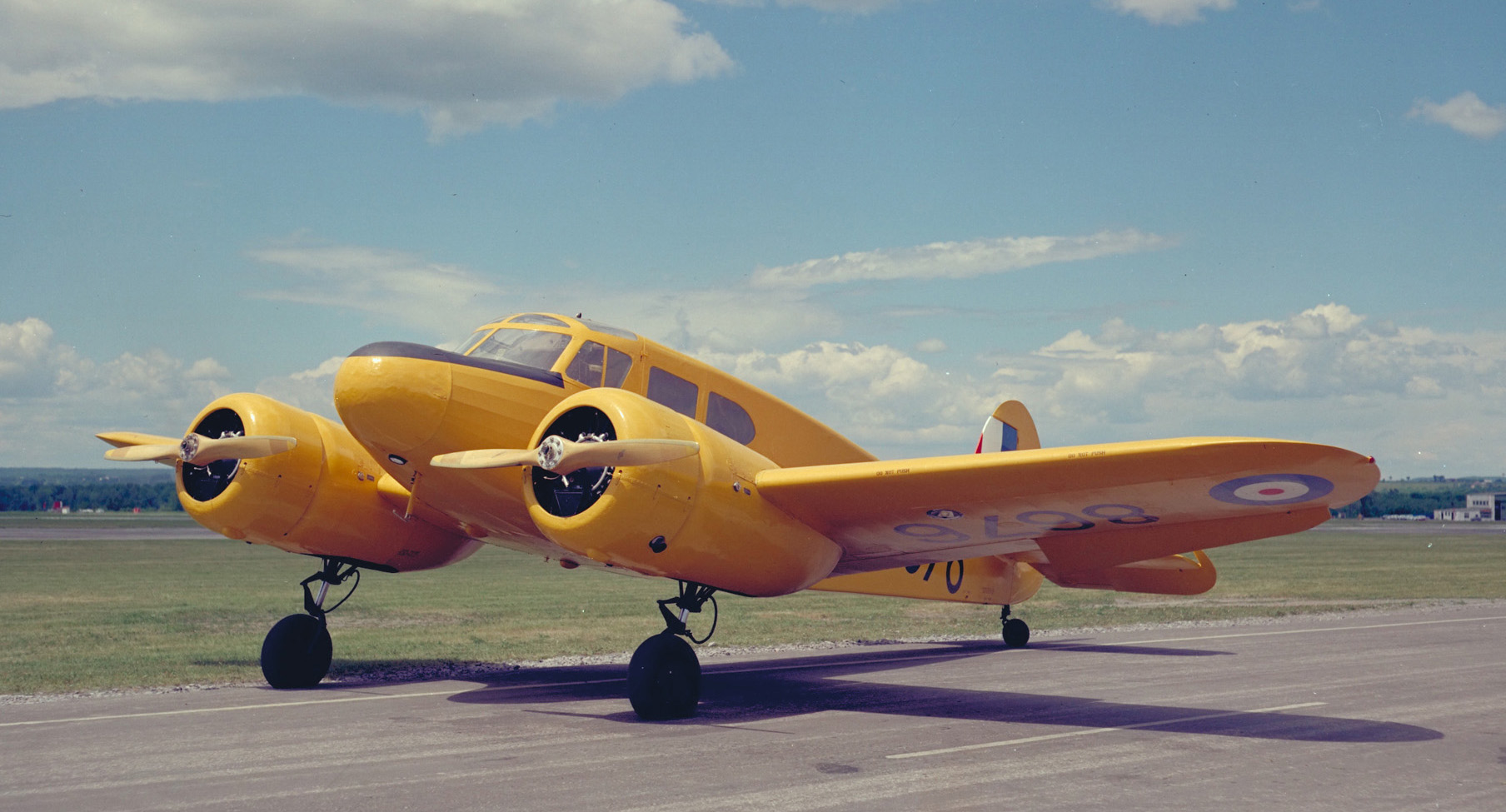 Un Cessna Crane Mk 1 portant la couleur jaune des avions-écoles. PHOTO : Archives du MDN, PCN-3871