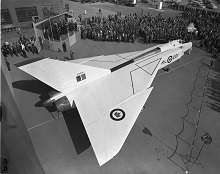 L’entreprise Avro Aircraft Limited dévoile le Avro CF-105 Arrow à ses installations de Malton, en Ontario, le 4 octobre 1957. La photo ci-dessus montre les ailes triangulaires distinctives du Arrow. PHOTO : Archives du MDN, PL-107092 
