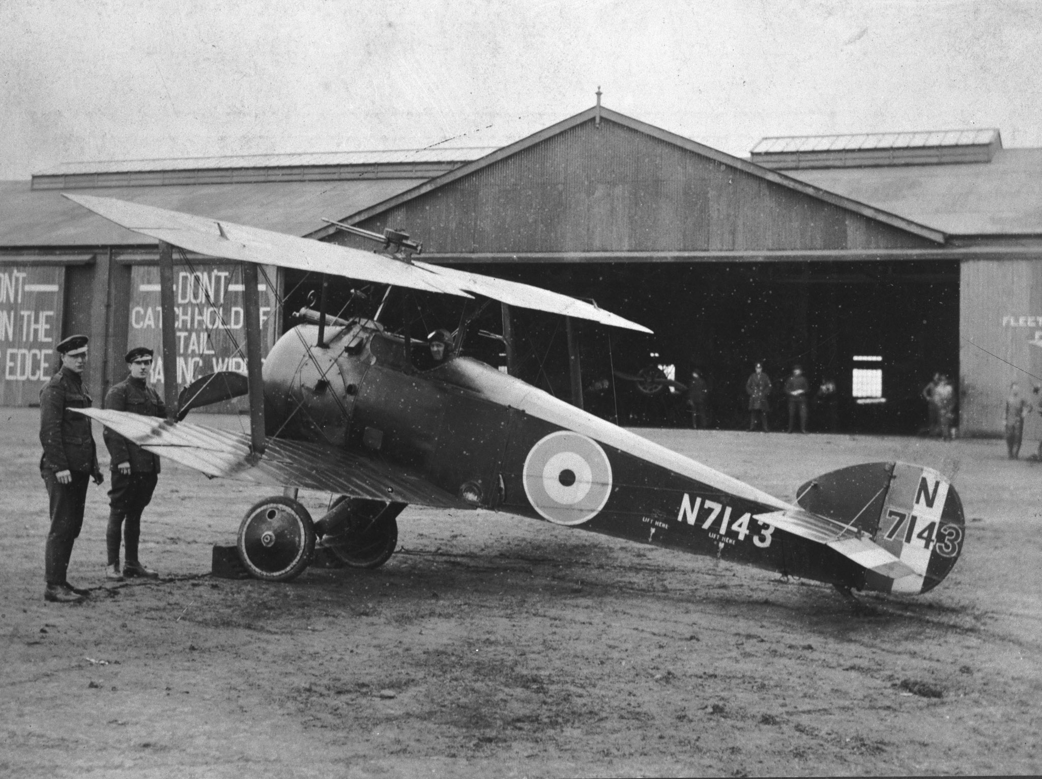 Un Sopwith Camel à Turnhouse, en Écosse, en 1918. Le lieutenant William S. Lockhart a piloté cet appareil. PHOTO : Archives du MDN, DND65-90