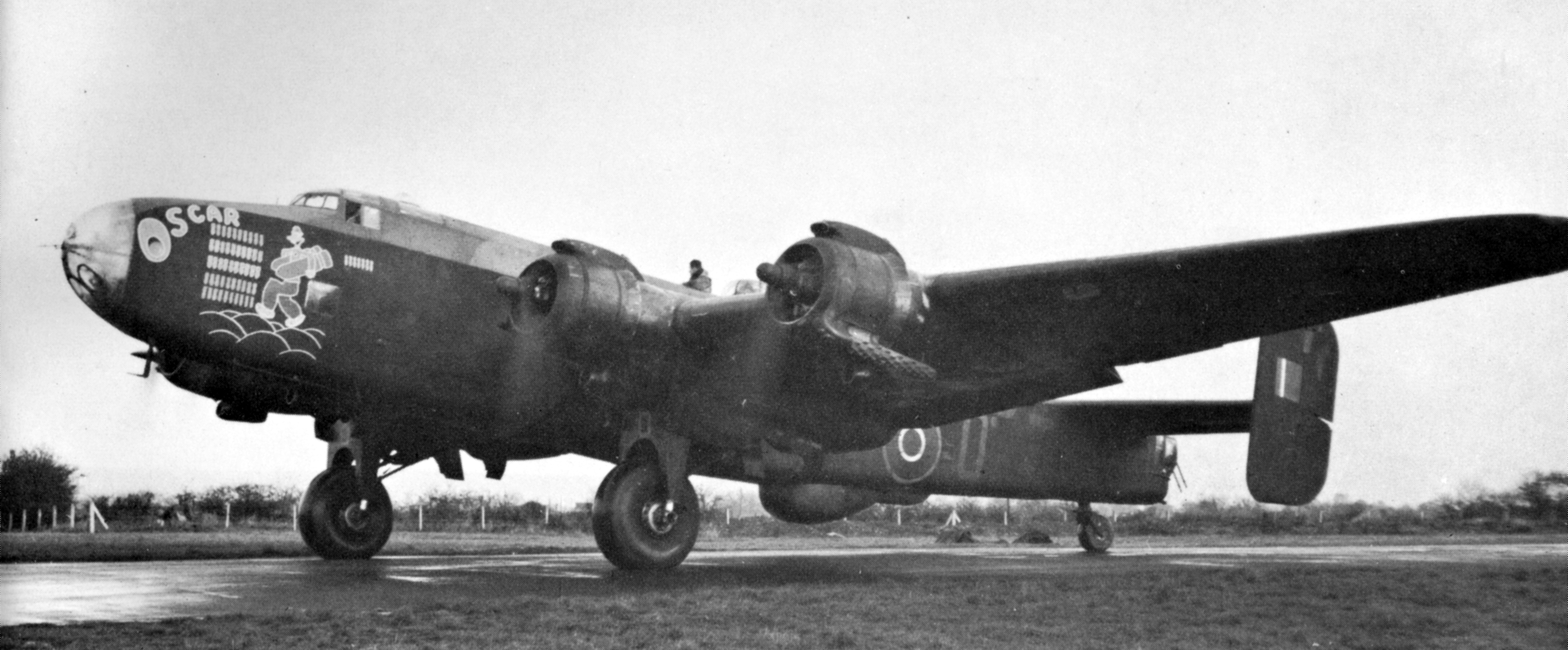 Le bombardier Halifax « "O" for Oscar » du 424e Escadron « Tiger » roule sur la piste en vue de décoller. Pendant son service dans le 424e Escadron, l’avion a accompli 62 missions de bombardement contre des cibles ennemies. Ce Halifax III est muni de moteurs en étoile Hercules de Bristol, mais d’autres variantes sont dotées de moteurs Merlin de Rolls-Royce, qui sont mieux connus. PHOTO : MDN