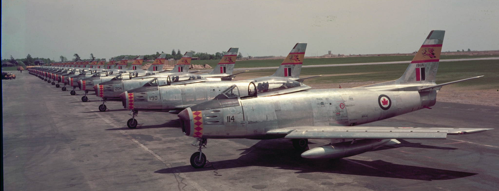Des F-86 Sabre du 439e Escadron, alignés sur la piste à Uplands, à Ottawa. PHOTO : Archives du MDN, PC-81