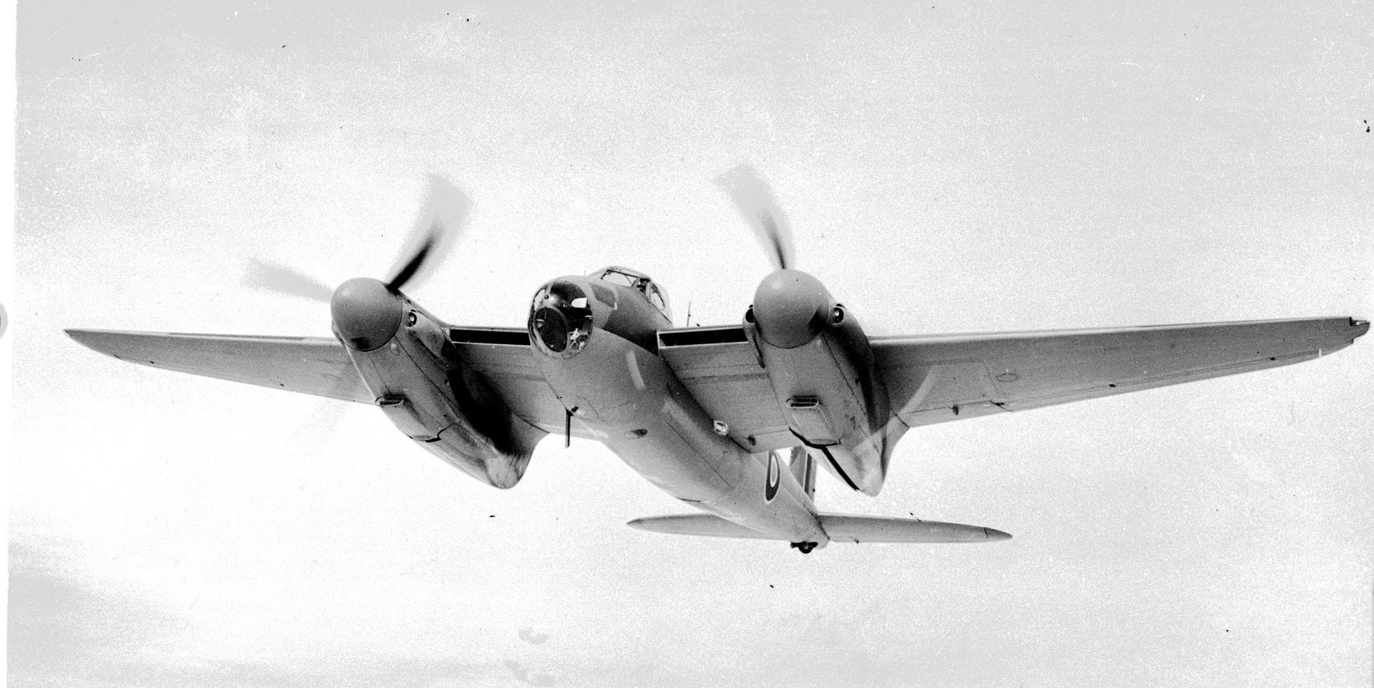 Une photo d’un Mosquito B Mk 25 en vol prise le 25 janvier 1943. PHOTO : Archives du MDN, PL-14570