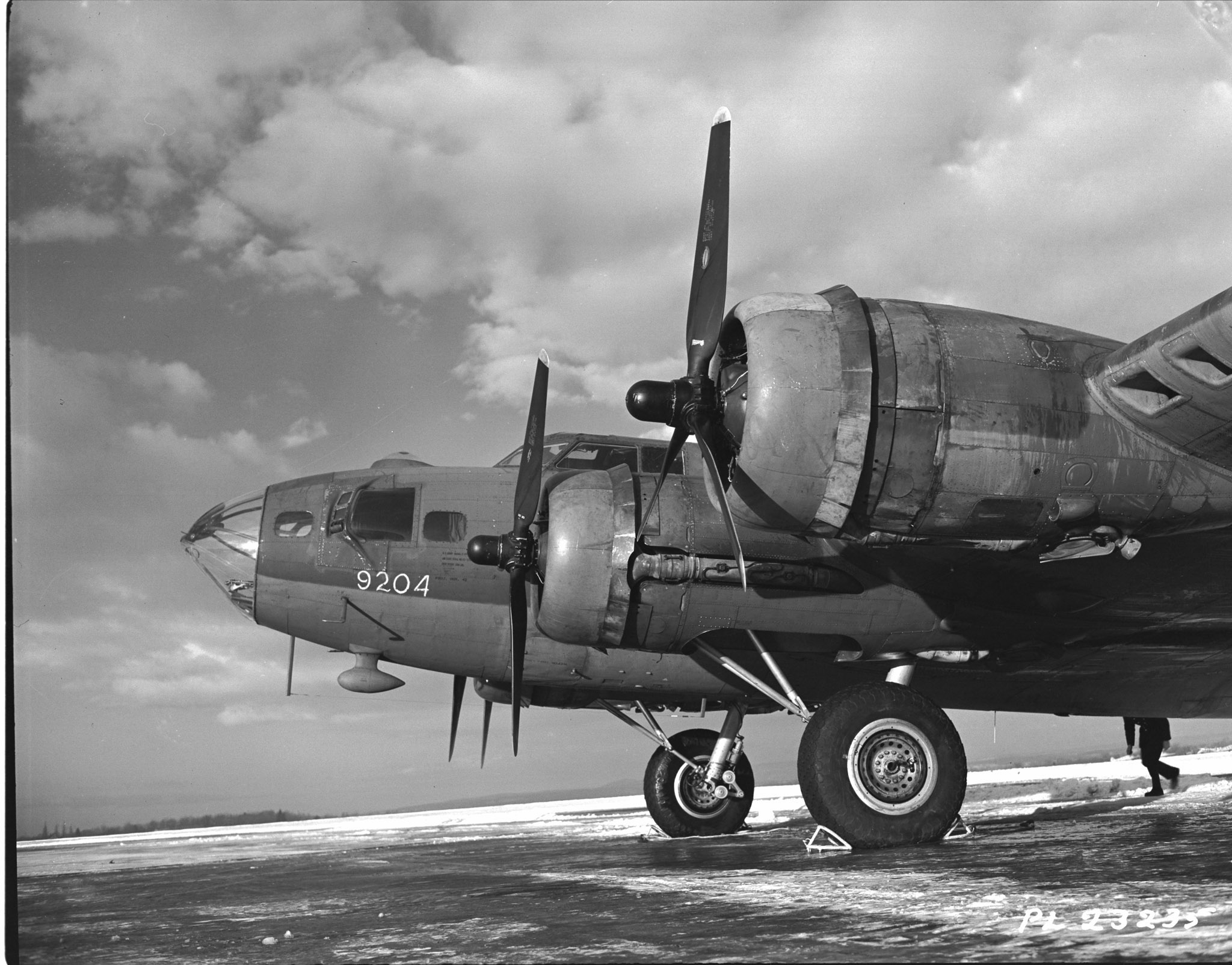 Le lieutenant-colonel d’aviation Bruce Middleton, commandant du 168e Escadron de transport lourd, a piloté le B-17 Flying Fortress ci-dessus du Canada à la Grande-Bretagne, transportant le premier chargement du nouveau service de courrier de l’ARC destiné aux soldats, aux marins et aux aviateurs servant à l’étranger pendant la Seconde Guerre mondiale. L’avion a quitté Rockcliffe, près d’Ottawa, le 15 décembre 1943. PHOTO : Archives du MDN, PL-23235