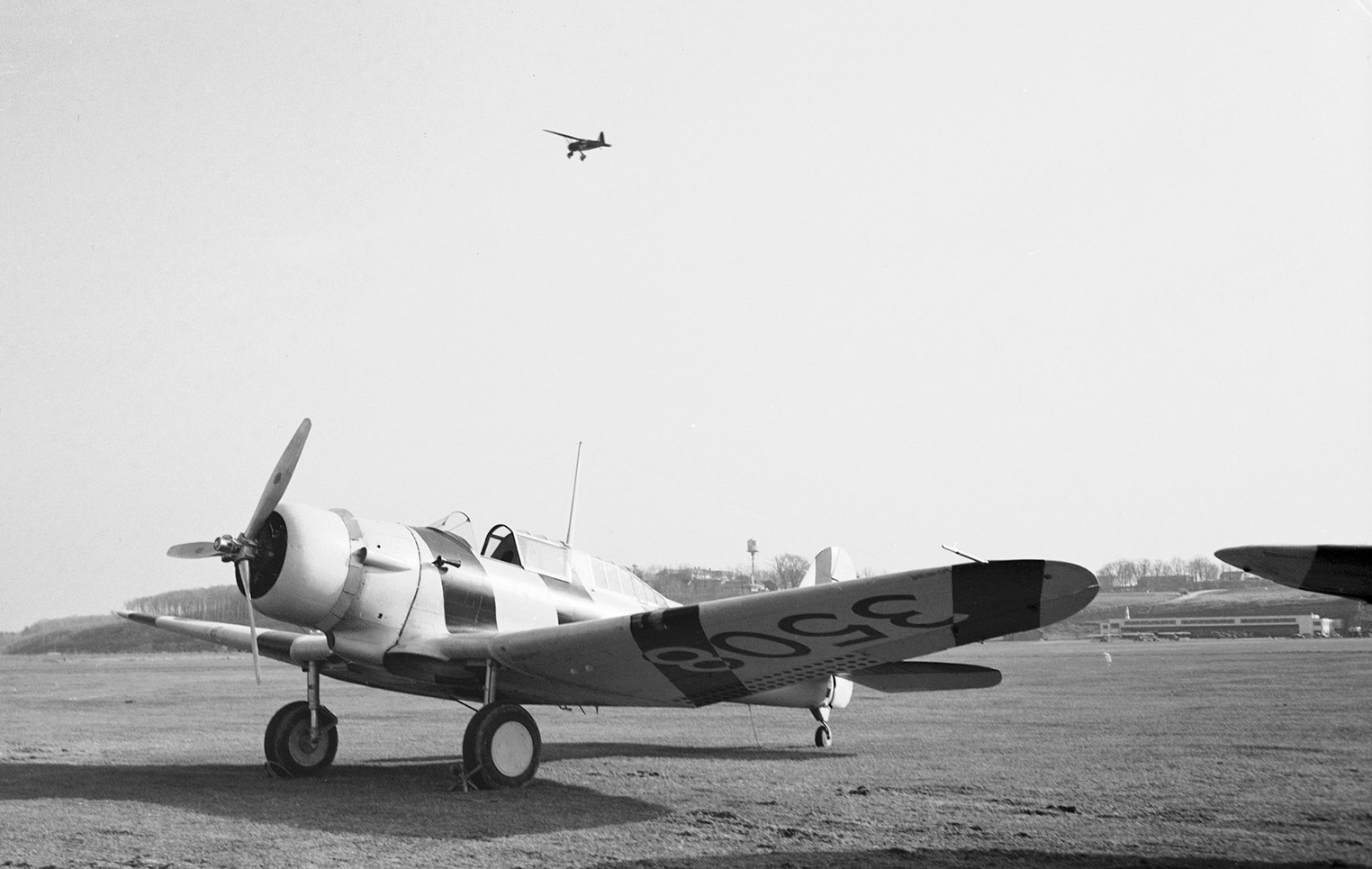 Une photo prise le 20 novembre 1941 montre l’appareil Northrop Nomad no 3508, vu de devant et de côté. PHOTO : Archives du MDN, PL-6224