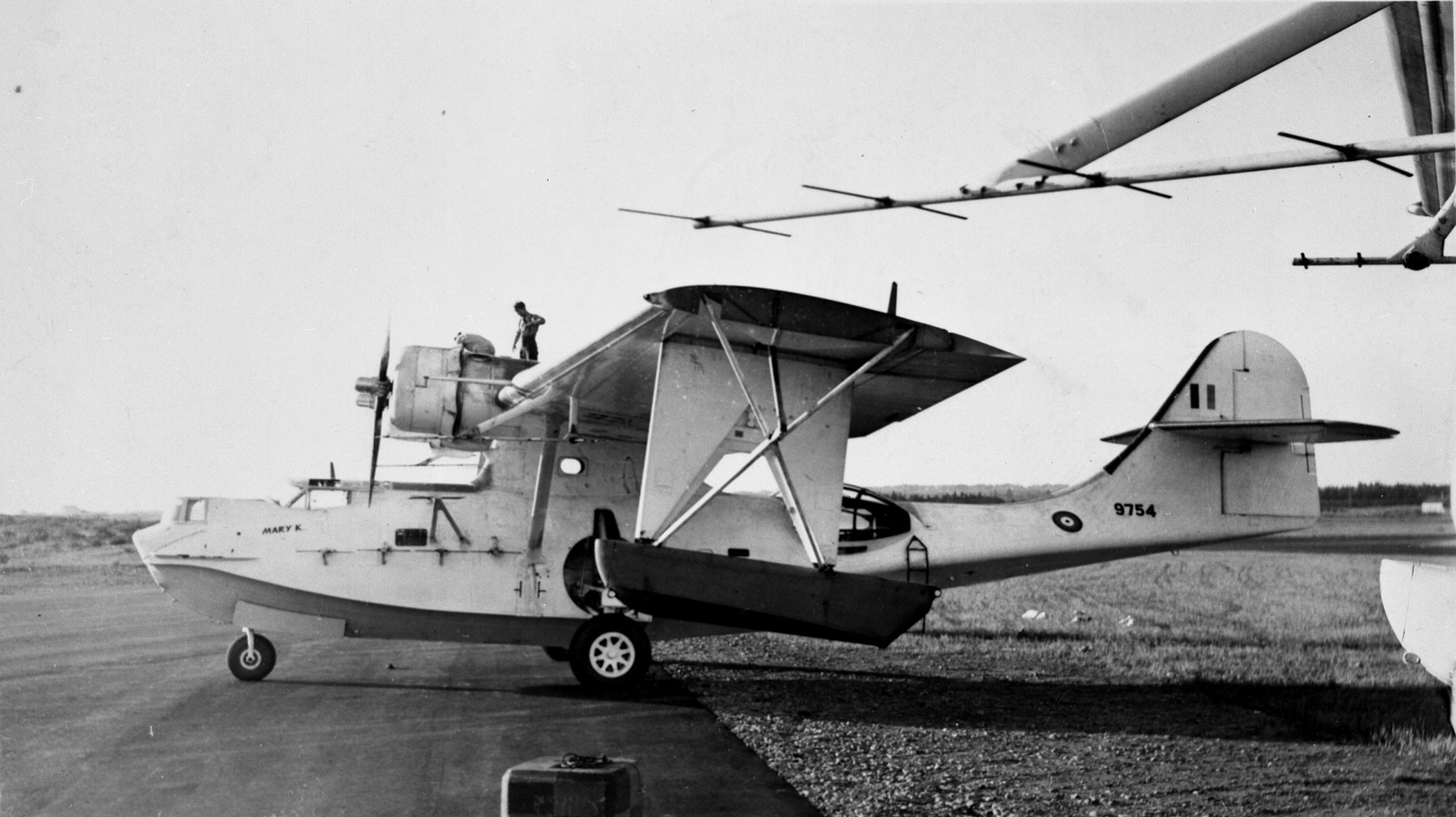 Un Consolidated Canso du 162e Escadron de l’ARC, photographié à Yarmouth, en Nouvelle-Écosse, en 1943. Le capitaine d’aviation David Hornell et son équipage volaient à bord de cet appareil lorsqu'il a été abattu, le 24 juin 1944. Le capitaine d’aviation Hornell a reçu la Croix de Victoria à titre posthume en raison de l’héroïsme dont il a fait preuve après l’écrasement. PHOTO : Archives du MDN, PMR77-147