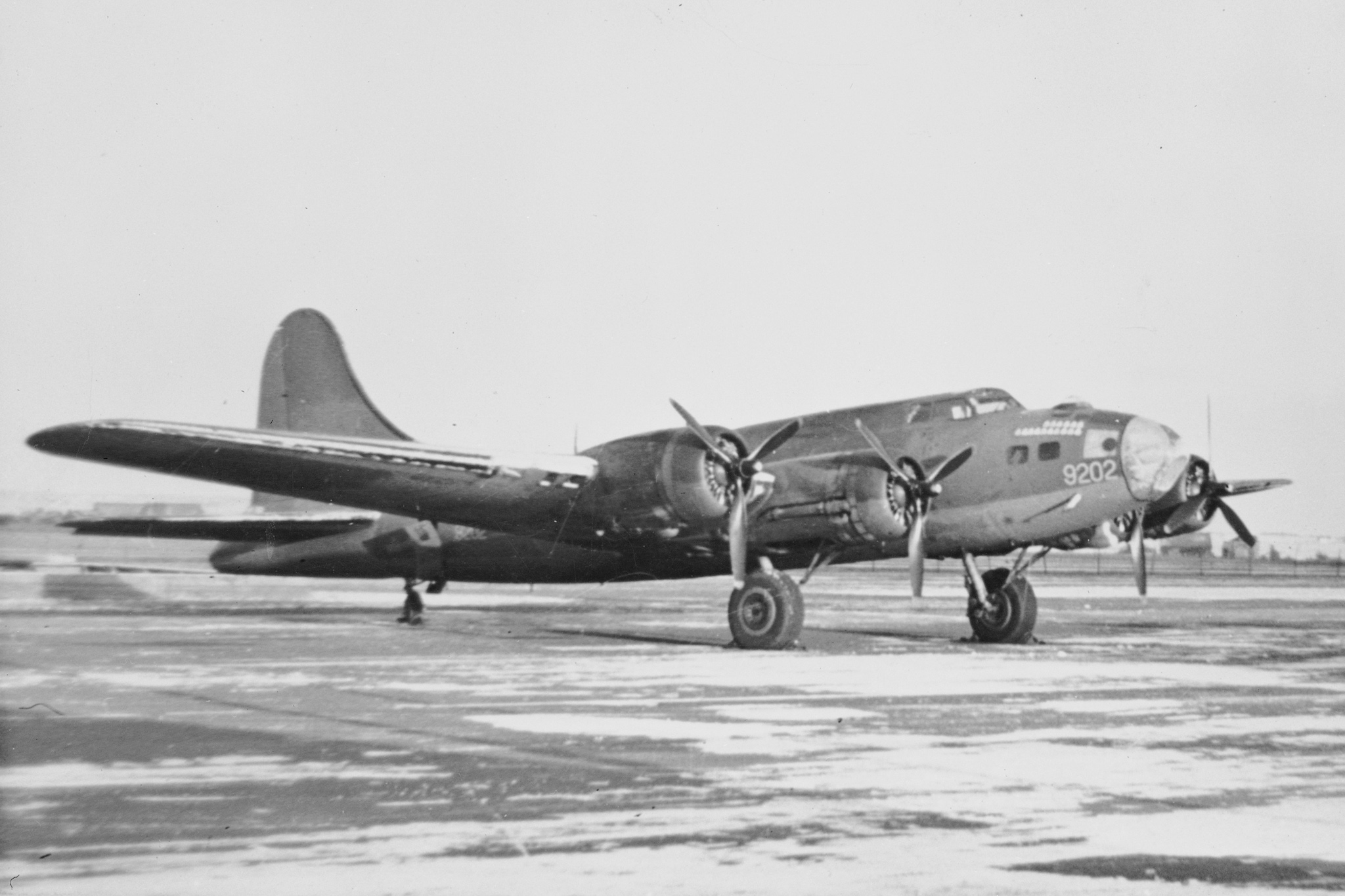 Le Boeing B-17 Flying Fortress avait été conçu en tant que bombardier, mais les variantes de l’ARC, à savoir trois B-17E et trois B17F, ne transportaient aucune arme parce qu’elles servaient uniquement à titre d’avions de transport dans le service canadien. PHOTO : Archives du MDN, RE64-957