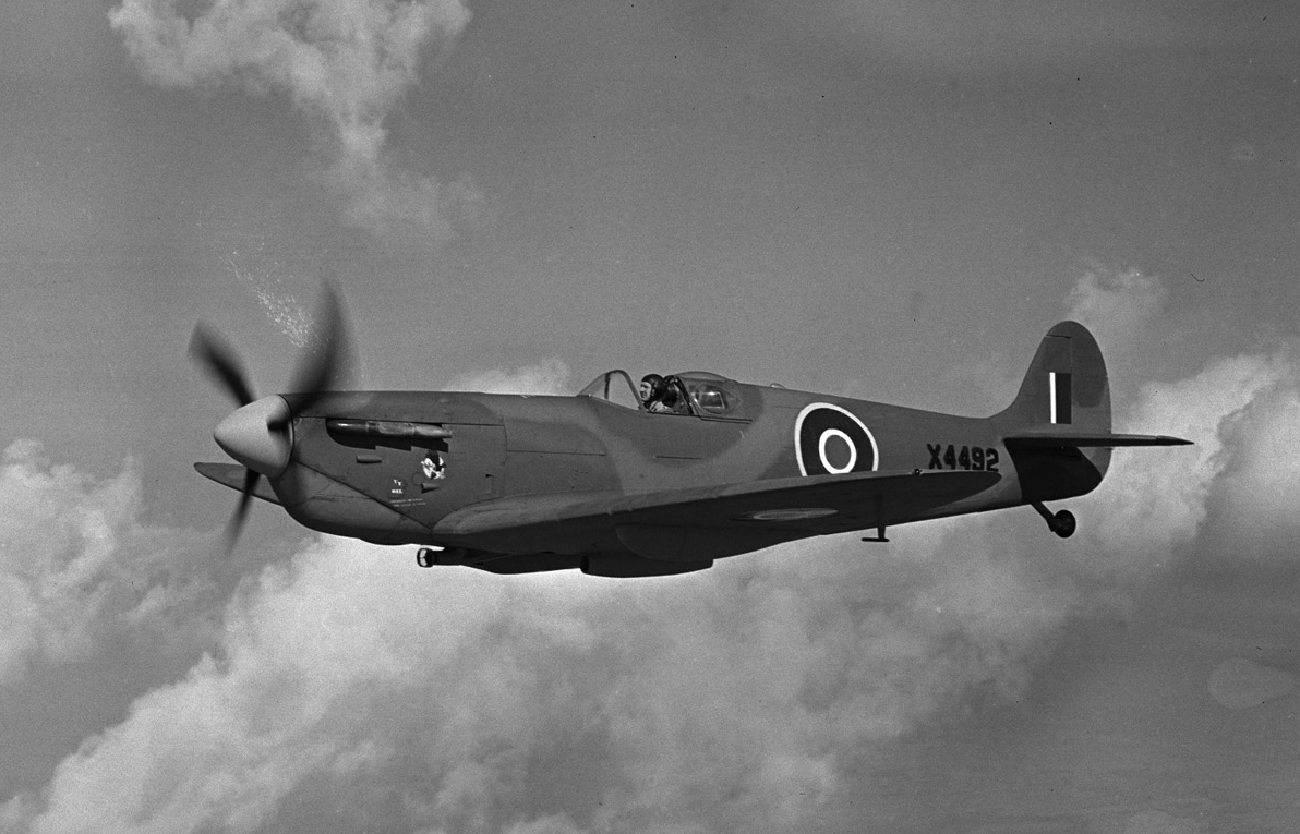 Une photo d’un Spitfire Mk V non armé du service territorial prise pendant des essais à haute altitude à la station de l’ARC Rockcliffe, près d’Ottawa. PHOTO : Archives du MDN, PL20230